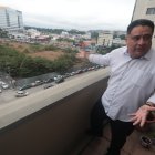 1. Moradores. Los residentes de los edificios y condominios aledaños al terreno se muestran molestos por la imagen que proyecta el terreno)