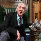 Sir Lindsay Hoyle y el gato Attlee en la silla del presidente de la Cámara de los Comunes.