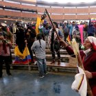 Apoyo. Indígenas ingresaron a la Casa de la Cultura sin la resistencia de la Policía.