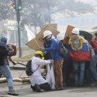Manifestantes arman una barricada para enfrentar a los elementos policiales.