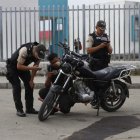 Una testigo relató que un individuo, que se movilizaba en una moto, llegó para atacar a un hombre que llegaba con un niño al centro educativo.