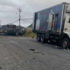 Daños. Un asalto a un convoy de productos que protegían los militares dejó 17 heridos y vehículos calcinados.