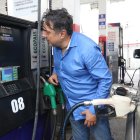 1. Preocupación. Los conductores muestran su preocupación al ver los altos costos del combustible.