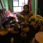 Julia Matamala Llancao, wizüfe, alfarera mapuche, es vista mientras trabaja en la confección de piezas con greda y ücu, un tipo de arena fina que le otorga brillo, en su vivienda situada en la comunidad Quechocahuín, el 20 de junio de 2022 en Puerto Domínguez en la Araucanía (Chile). EFE/Alberto Valdés