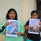 Tíos. Sobrinas de Miguel Suárez y Antonio González los buscan con las fotos más recientes que se tomaron antes de la última jornada de pesca.