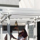 Momento. Los padres del menor lo acompañaron a tocar la campana.