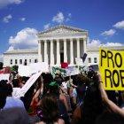 Personas protestan ante el edificio del Tribunal Supremo de Estados Unidos en Washington (EE.UU.), este 25 de junio de 2022.