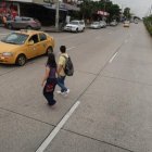 Peligro. En medio del tráfico, los peatones buscan sortear el peligro.