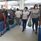 Clientes. Poco a poco empezaron a llegar para buscar principalmente frutas y legumbres en los mercados de la ciudad.