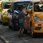 En brazos o a pie, una imagen que se ha hecho común ver a niños pidiendo dinero o vendiendo algo.