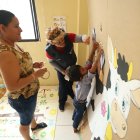 1. Tarea. La maestra Lilibeth Vera enseña a Matthew Córdova (3) a desarrollar sus habilidades y destrezas de una manera personalizada, en su propia casa, a la que acude tres veces a la semana. Karen León, madre del menor, la ayuda.