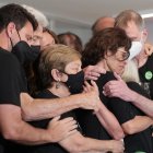 Alessandra Sampaio (c-d), esposa del periodista británico Dom Phillips, recibe un abrazo de varios familiares durante las honras fúnebres de su esposo, hoy, en el cementerio Parque da Colina en Niterói, ciudad en la región metropolitana de Río de Janeiro (Brasil).