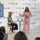 El actor y activista Jason Momoa, famoso por su papel en "Aquaman", junto a Susan Gardner, Jefa de Delegación del Pnuma, participa en la II Conferencia de los Océanos que se celebra en Lisboa, donde delegaciones de cerca de 150 países debatirán alternativas para frenar el deterioro de los mares.