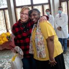 María Contreras (i) y Mónica Davis (d), que comparten un hígado dividido, mientras se abrazan durante su primer encuentro.