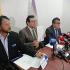 El ministro de Agricultura, Bernardo Manzano, muestra el documento que firmó autorizando el incremento del precio de la caña de azúcar.