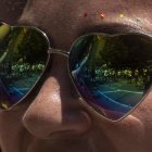 Partidarios y miembros de la comunidad LGBTQ+ celebran el Orgullo, como se ve reflejado en las gafas de sol de una persona, durante la Marcha del Orgullo en Nueva York, Nueva York, EE. UU., el 26 de junio de 2022.