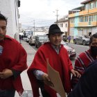 Leonidas Iza llegando a la cita con los poderes del Estado.