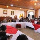 La reunión se realiza entre los dirigentes indígenas y los poderes del Estado.