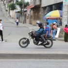 En diferentes zonas de Guayaquil, la movilización de dos personas a bordo de una moto es el panorama que se observa a diario.