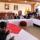 Los representantes de las funciones del Estado encabezaron la reunión entre el Gobierno y la Conaie.