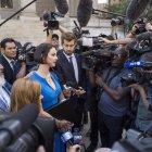 Sarah Ransome (4-i) y Elizabeth Stein (3-i), presuntas víctimas de abuso sexual de Jeffrey Epstein, llegan al Tribunal Federal de Estados Unidos para asistir a la audiencia de sentencia de Ghislaine Maxwell, en Nueva York (EE.UU.), este 28 de junio de 2022.