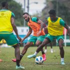 Leonai Souza (i) y Adonis Preciado, jugadores de Barcelona, en un entrenamiento.