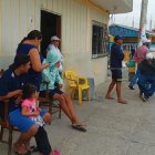 Espera. Familiares y vecinos de Pedro aguardaban ayer su cuerpo.