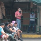 Espera. Un grupo de clientes y comerciantes esperan las flores que por estos días están llegando por avión.