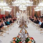 El rey Felipe (i-fondo de pie) pronuncia unas palabras en el Comedor de Gala del Palacio Real, durante la cena que los monarcas españoles ofrecen a los jefes de Estado y jefes de Gobierno que participan en la cumbre de la OTAN, este martes en Madrid.