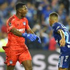Pedro Ortiz (i), guardameta de Emelec, celebra con su compañero Marlon Mejía luego de que le atajó el penal al brasileño Hulk, de Atlético Mineiro, con lo que el Bombillo pudo mantener el empate en el estadio Capwell.