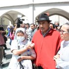 Apoyo. Religiosas sostienen la mano del presidente de la Conaie, Leonidas Iza, en el Liceo Matovelle de Quito.