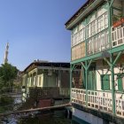 Dos casas flotantes en la ribera del río Nilo, en el barrio de cairota de Imbaba, en El Cairo, Egipto.