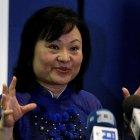 Fotografía de archivo, tomada en agosto de 2011, en la que se registró a Kim Phuc, la vietnamita que fue fotografiada desnuda mientras huía de un ataque de napalm hace 50 años, durante una rueda de prensa, en Bogotá (Colombia).