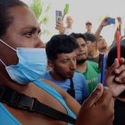 Imagen reciente de una vigilia en Tapachula, Chiapas (México), en memoria de los 50 migrantes que murieron hacinados dentro de un tráiler en San Antonio, Texas.