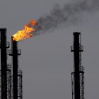Chimeneas en la refinería de gas y petróleo