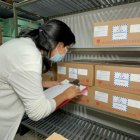 La foto difundida por el MSP el pasado 25 de junio muestra a personal de un hospital de Guayaquil registrando un lote de medicamentos e insumos recibidos.