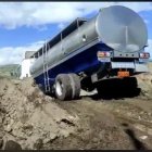 Los atajos. Transportar la leche se convierte en toda una odisea. La que logra arribar a las plantas lo ha hecho transitando por caminos de tercer orden o chaquiñanes (caminos rurales).