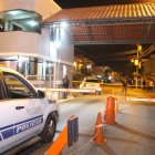 El ingreso del conjunto habitacional permanece cercado mientras se recaban los indicios.