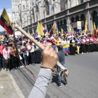 Marcha indígena avanza por la iglesia de La Basílica.