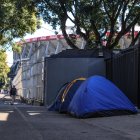 Fotografía de carpas donde acampan fanáticas de Harry Styles ubicadas en las puertas del estadio de Buenos Aires donde actuará el cantante en cinco meses, hoy en Buenos Aires (Argentina).