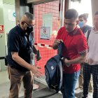 En la terminal, los encargados de seguridad revisaron los bolsos a viajeros