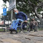 Las personas con discapacidad tienen problemas para recorrer hasta en los sectores regenerados y turísticos del centro de la ciudad.