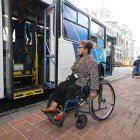 Las personas con discapacidad deben esperar mucho tiempo antes de abordar una bus de transporte urbano.
