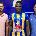 Kevin Mercado (centro) es el nuevo jugador del Delfín de Manta para la segunda etapa de LigaPro.