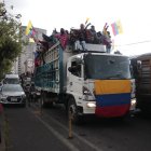 Manifestantes se retiran de la Casa de Cultura de Quito.