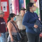 Seguridad. En el sector de la Bahía, en el centro de Guayaquil, compradores cuidan sus pertenencias.