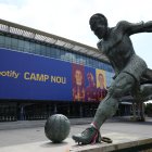 El Barcelona y Spotify emprendieron este viernes la alianza con la que la plataforma de audio en "streaming" se convierte en el patrocinador principal de la entidad, que engalanó la fachada principal del Camp Nou con la compañía sueca como protagonista junto con jugadores del primer equipo masculino y femenino.