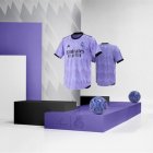 El Real Madrid presentó este viernes, junto a Adidas, su nueva camiseta que utilizará como visitante durante la temporada 2022/23 y en la que recupera el color morado.