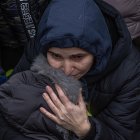 Una madre con su hijo trata de huir de Kiev