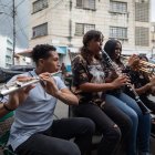 Alumnos del profesor de música Juan Manuel Mejías ensayan el 21 de junio de 2022, en una calle de Caracas (Venezuela).